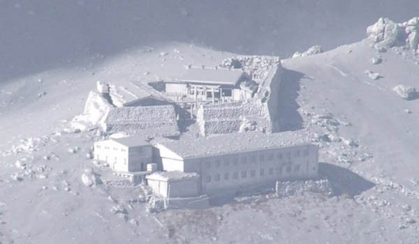 ▲ 온타케 화산이 한창 폭발할 당시 구조대가 촬영한 사진 [사진: 英BBC 보도화면 캡쳐]