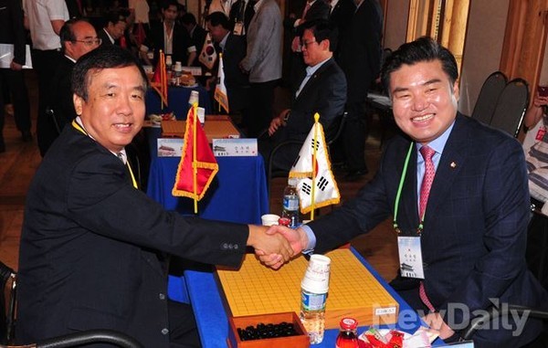 ▲ 한일 의원 바둑대회가 내년 1월, 10년만에 재개된다. 사진은 지난달 1일 열린 한중 의원 바둑대회에서의 원유철 국회 기우회장(오른쪽, 새누리당, 평택갑, 4선). ⓒ이종현 기자