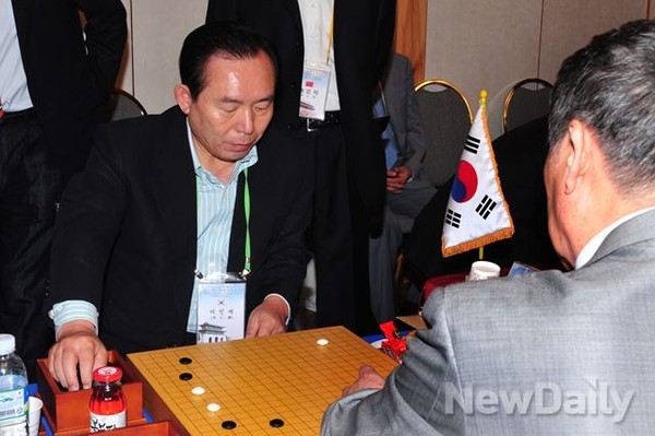 ▲ 한일 의원 바둑대회가 내년 1월, 10년만에 재개된다. 사진은 지난달 1일 열린 한중 의원 바둑대회에서 국회 기우회원인 이인제 새누리당 최고위원이 대국하고 있는 모습. ⓒ이종현 기자