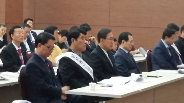 ▲ ⓒ신공항추진위 강주열 위원장(앞줄 제일 왼쪽)과 문희갑 전 대구시장(앞줄 왼쪽 세번째)이 신공항 추진의 당위성을 설명하는 토론회에서 경청하고 있다. 