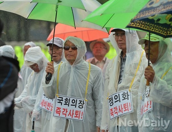 ▲ 대한민국어버이연합 회원 50여명은 기습적으로 국회경내로 진입, ‘19대 국회해산’, ‘정의화 사퇴’, ‘민생법안 처리’ 등을 외치며 농성을 벌였다.ⓒ뉴데일리=정상윤 기자