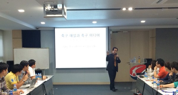 ▲ 한준희 해설위원이 수업을 진행하고 있다.ⓒ프로축구연맹