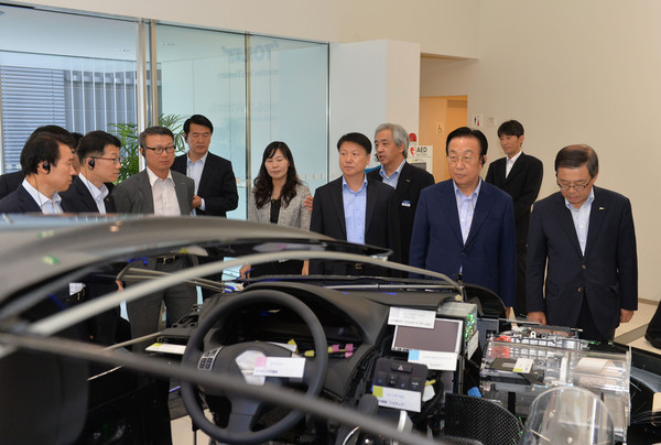 ▲ ⓒ김관용 경북도지사와 남유진 구미시장 등은 29일 일본섬유, 멤브레인 분야 세계최고기업중의 하나인 일본 도레이사의 A&A센터를 둘러보고 있다. 