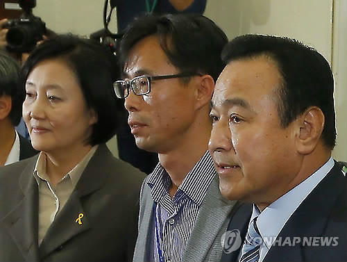 ▲ 29일 오후 3자 회동에 앞서 새정치민주연합 박영선 원내대표, 세월호 참사 가족대책위원회 전명선 위원장, 새누리당 이완구 원내대표(왼쪽부터)가 촬영에 응하고 있다. ⓒ연합뉴스