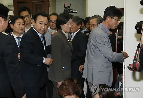 ▲ 새누리당 이완구 원내대표, 새정치민주연합 박영선 원내대표, 세월호 참사 가족대책위원회 전명선 위원장(왼쪽부터)이 29일 오후 3자 회동을 하기 위해 국회 운영위원장실로 들어서고 있다. ⓒ연합뉴스