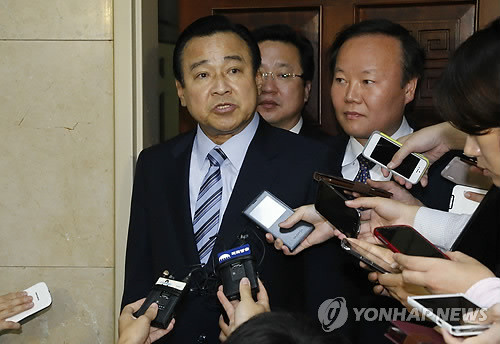 ▲ 29일 저녁 새누리당 이완구 원내대표가 3자 회동이 열린 국회 운영위원장실을 나서며 취재진의 질문에 답하고 있다. ⓒ연합뉴스