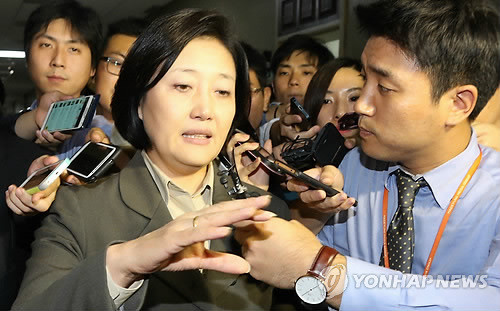 ▲ 29일 저녁 새정치민주연합 박영선 원내대표가 3자 회동이 열린 국회 운영위원장실을 나서며 취재진의 질문에 답하고 있다. ⓒ연합뉴스