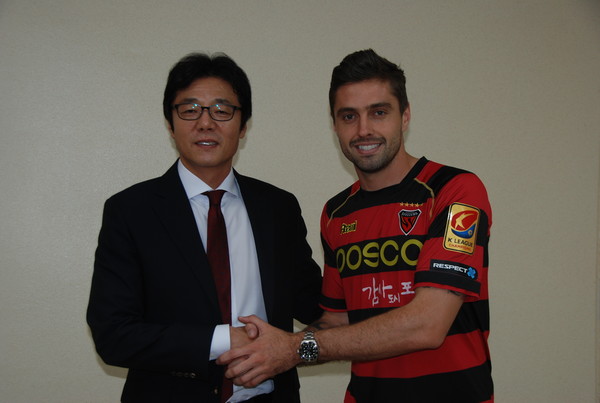 ▲ 황선홍 감독과 안드레 모리츠 선수(오른쪽).ⓒ프로축구연맹