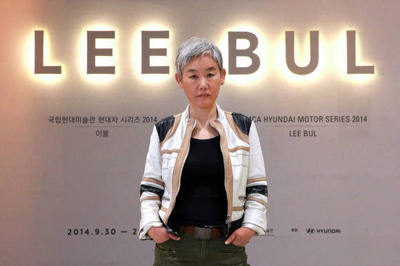 ▲ 국립현대미술관 서울관 앞에 서 있는 작가 이불 ⓒ현대차