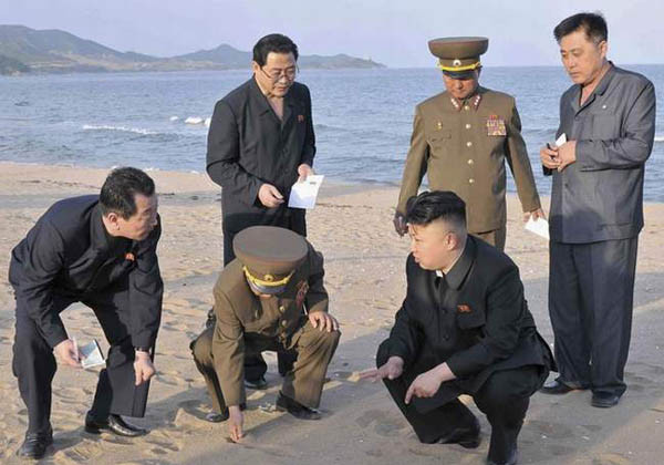 ▲ "백사장 밟으면 관절 좋아져? 그리고 좀 있다 치맥 먹으러 가자." 김정은이 공개석상에 모습을 드러내지 않자 중국에서는 온갖 루머가 나돌고 있다. [사진: 북한 관영매체 보도 캡쳐]