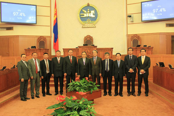 몽골 국회의 '전자국회 시스템' 개통식 참석자들이 기념사진을 촬영했다. [사진: KOICA 제공]