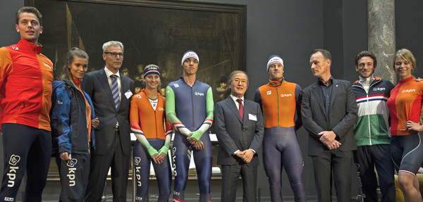 ▲ 가운데 윤윤수 회장(빨간 넥타이).ⓒ휠라