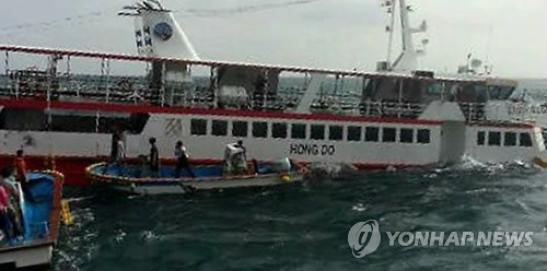 ▲ 30일 오전 9시 11분께 전남 신안군 흑산면 홍도 인근 해상에서 유람선 바캉스호가 좌초되자 인근 어선이 현장에서 승객들을 구조하고 있다.   ⓒ 연합뉴스