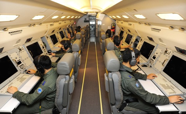 ▲ 링크K가 탑재되면 군용기 수집한 정보를 실시간으로 주고 받는다. 사진은 공군의 공중조기경보통제기 내부모습.ⓒ공군