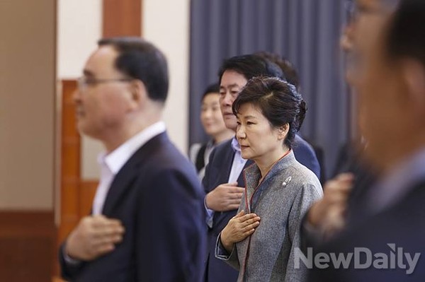 ▲ 박근혜 대통령이 30일 오전 국무회의에 앞서 국민의례를 하고 있다. ⓒ 뉴데일리