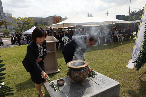 ▲ ▲최봉순 고양시 부시장이 태극단 순국열사에 헌화하고 있다. ⓒ고양시 사진 제공