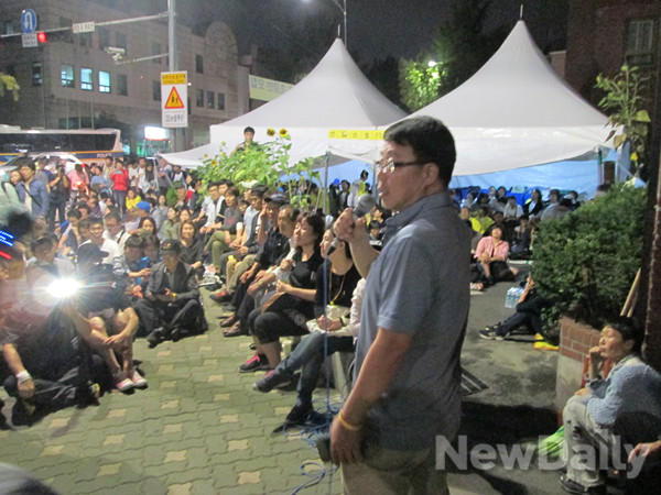 ▲ ▲유경근 단원고유가족대책위원회 대변인이 27일 청운동사무소 앞 유가족 농성천막에서 마이크를 잡고 발언하는 모습.ⓒ뉴데일리=유경표 기자