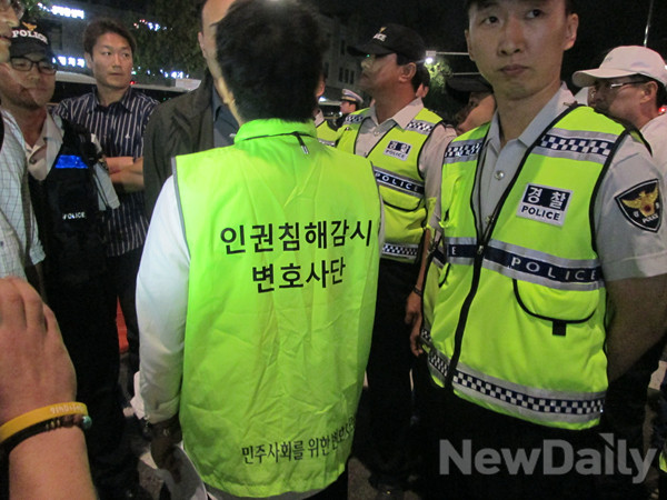 ▲ ▲경찰이 불법집회로 번질 것을 우려해 간담회 참가자들을 운집을 제지하자 '민주사회를위한변호사모임' 소속 변호사들이 '법적대응'을 들먹이며 격렬히 반발했다. ⓒ뉴데일리=유경표 기자