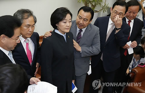 ▲ 30일 오후 세월호 특별법 관련 양당 합의사항이 발표된 직후 새누리당 이완구 원내대표가 새정치민주연합 박영선 원내대표에게 인사하고 있다. ⓒ연합뉴스