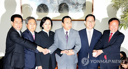 ▲ 30일 오후 세월호 특별법 관련 양당 합의사항이 발표된 뒤 새정치민주연합 김영록 원내수석부대표, 우윤근 정책위의장, 박영선 원내대표, 새누리당 이완구 원내대표, 주호영 정책위의장, 김재원 원내수석부대표(왼쪽부터)가 기념 촬영을 하고 있다. ⓒ연합뉴스