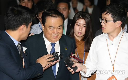 ▲ 30일 오후 세월호 특별법 관련 양당 합의사항이 발표된 직후 소집된 본회의에 참석하기 위해 본회의장으로 들어서는 새정치민주연합 문희상 비상대책위원장이 취재진의 질문에 답하고 있다. ⓒ연합뉴스