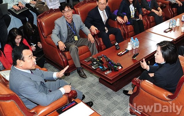▲ 30일 세월호 특별법 합의를 위해 이완구 새누리당 원내대표와 박영선 새정치민주연합 비대위원장, 세월호 유가족 등이 모여 논의를 하고 있다. ⓒ 정재훈 기자