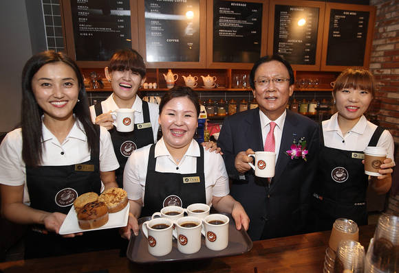 ▲ 30일 삼성의 사회적기업 글로벌투게더경산이 경북에 위치한 대구대에 카페이음을 오픈했다. (오른쪽에서 두번째 박근희 삼성사회봉사단 부회장) ⓒ삼성