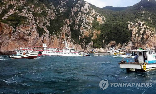 ▲ 30일 오전 9시11분께 전남 신안군 흑산면 홍도 인근 해상에서 유람선 바캉스호가 좌초되자 인근 다른 유람선과 어선이 현장에서 승객들을 구조하고 있다.ⓒ연합뉴스