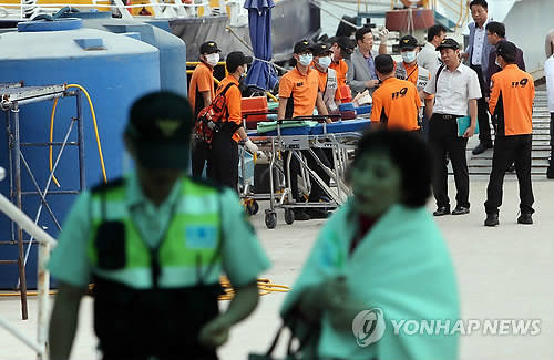 ▲ 30일 오전 9시 14분께 전남 신안군 흑산면 홍도 동쪽 110m 해상에서 좌초된 유람선 바캉스호에서 구조된 승객들이 목포 여객선터미널에 도착하자 119 구조대원들이 환자 이송을 위해 대기하고 있다.ⓒ연합뉴스