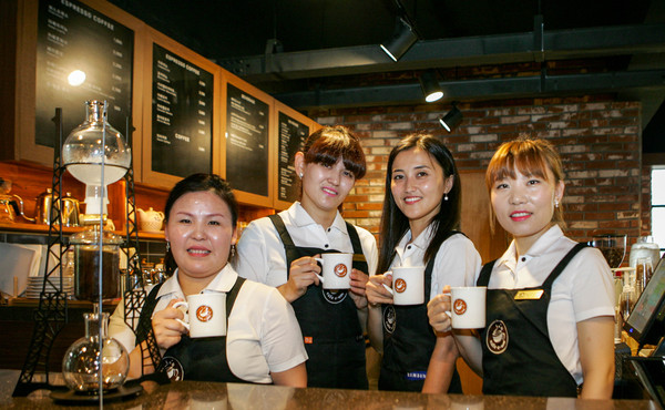 ▲ ⓒ‘카페 위(Cafe We)’에서 일하는 다문화 여성들. 표정들이 매우 밝다. <대구대 제공>