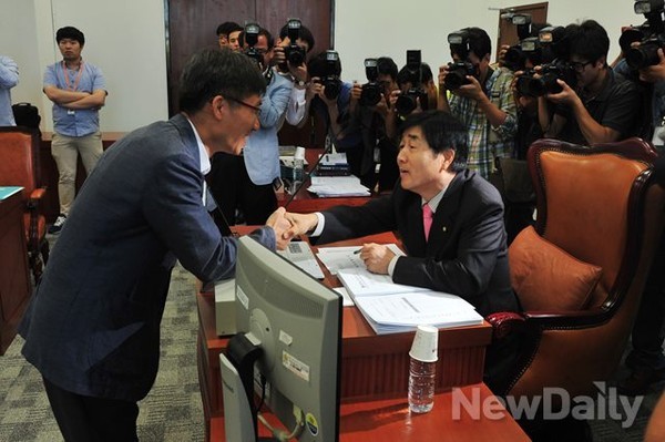 새누리당 장윤석 의원(사진 오른쪽 위원장석). ⓒ이종현 기자