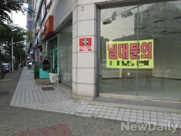 ▲ 지난달 11일 오후, 경기 안산시내 모습. 도심 거리가 텅 비어 있다. 점포 임대를 알리는 현수막이, 세월호 사고 이후 쇠락한 지역 상권의 현실을 보여주고 있다.ⓒ 뉴데일리 유경표 기자