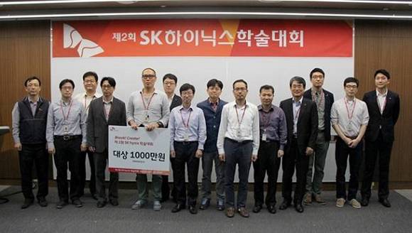 ▲ 제2회 SK하이닉스 학술대회에서 박성욱 CEO(좌측 일곱번째)와 김용탁 부사장(우측 네번째)이 대상을 수상한 권일웅 책임(좌측 다섯번째)을 비롯한 수상자들과 기념 촬영을 하고 있다.ⓒSK하이닉스 제공