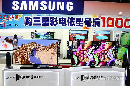▲ 중국 베이징(北京)의 대형 전자상가 중타(中塔) 따중띠엔치(大中電器)에 입점한 삼성전자 매장에 커브드(곡면) UHD TV가 전시돼 있다. ⓒ연합뉴스