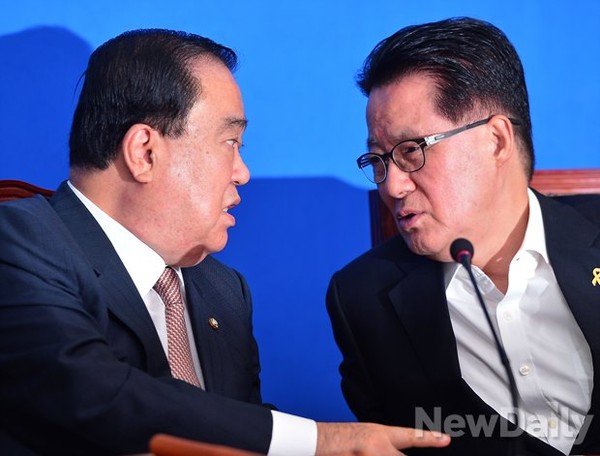 ▲ 박영선 원내대표가 사퇴 의사를 밝힌 직후 열린 2일 새정치민주연합 비상대책위원 회의에서 문희상 위원장과 박지원 의원이 긴박하게 귀엣말을 나누고 있다. ⓒ정상윤 기자