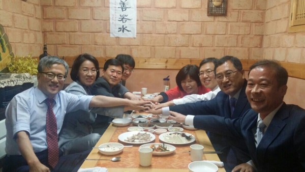 ▲ 대구시와 경상북도가 상생협력의 가속도를 내고 있다. 지난 1일 대구시 김연창 부시장과 경북도 이인선, 주낙영 부지사 등이 만나 정책현안 등 협력을 논의했다. ⓒ경상북도