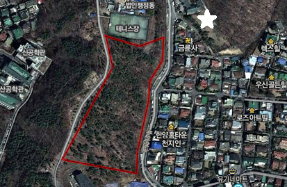 이화여대 기숙사 건립 전 북아현 숲 모습.빨간선 안이 기숙사 건축 현장. 흰색 별표시가 위에 있는 사진을 찍은 위치 @ 다음지도캡처
