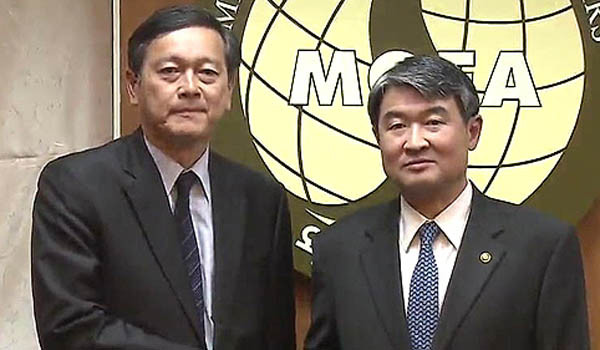 ▲ 지난 3월, 서울 외교부 청사에서 만난 사이키 아키타카 일본 외무성 사무차관(왼쪽)과 조태용 외교부 제1차관(오른쪽). [사진: SBS 당시 보도화면 캡쳐]