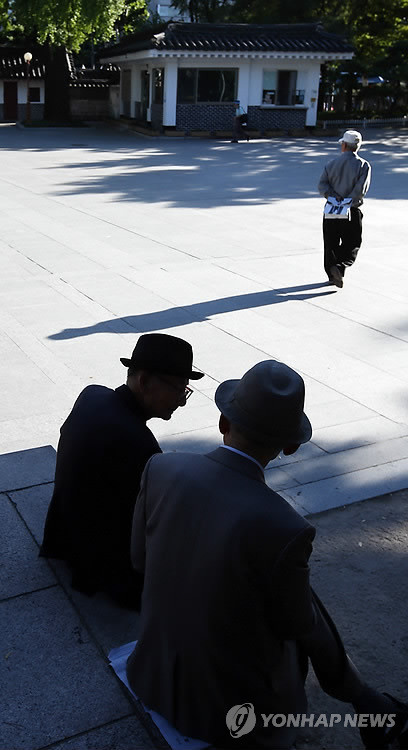 ▲ 노인의 날인 2일 오후 서울 종로2가 탑골공원에서 어르신들이 계단에 앉아 있다.ⓒ연합뉴스
