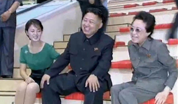 ▲ "정은이도 갔고, 정은이 고모도 곧 가고…. 이제 설주만 남았나." 김정은의 건강이상설이 제기되는 가운데 김경희 또한 위독하다는 주장이 제기돼 눈길을 끌고 있다. [사진: 북한 관영매체 보도화면 캡쳐]