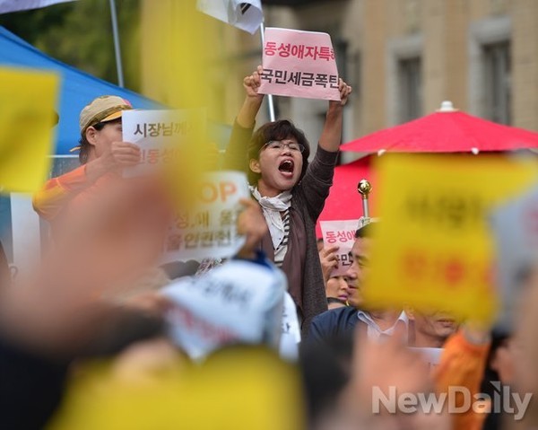 ▲ 시민단체들은 기자회견을 통해 "다수 국민이 합의하지 않고, 국민 건강을 해치고 국민 부담을 가중시키는 동성애를 옹호·조장·확산하는 일을 반대한다"며 "시민인권헌장의 동성애합법화 조항을 반대한다"고 주장했다.ⓒ뉴데일리=정상윤 기자