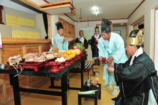 ▲ ⓒ곽용환 고령군수(오른쪽)가 상무사 추계 향사를 제향했다. 