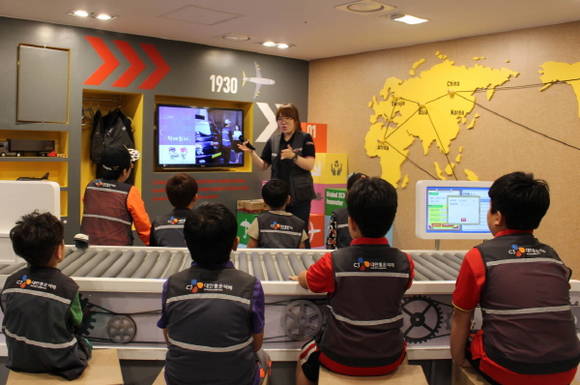 ▲ CJ대한통운은 어린이와 청소년들을 대상으로 한 직업체험 시설인 한국잡월드 내에 택배체험실을 개장했다. ⓒ CJ대한통운 제공.