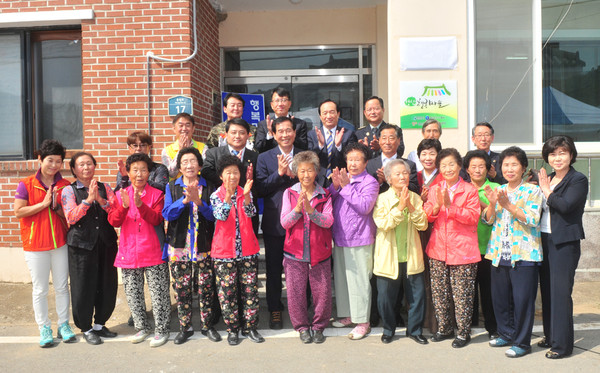 ▲ ⓒ경산시는 지난 2일 용성면 가척리에서 시민, 봉사단체 회원이 창며한 가운데 경산 행복마을 현판 제막식과 함께 봉사활동을 펼쳤다. 