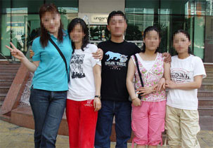 ▲ 사진은 지난 2006년 미국에 입국한 탈북자 5명이 동남아시아의 국가에서 시내 관광을 하는 모습.