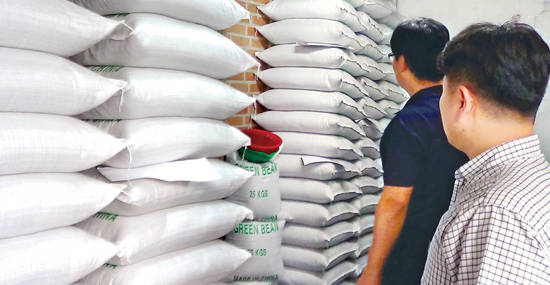 ▲ 인천국제여객터미널 인근 한 주택에 콩·녹두 등 보따리상이 들여온 중국산 농산물이 가득하다. ⓒ서울지방경찰청