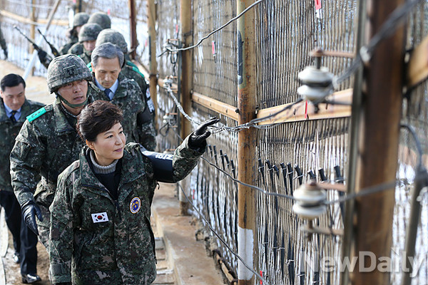 ▲ 박근혜 대통령이 휴전선 철책을 점검하는 모습. 김관진 국가안보실장이 뒤를 따르고 있다. ⓒ 자료사진