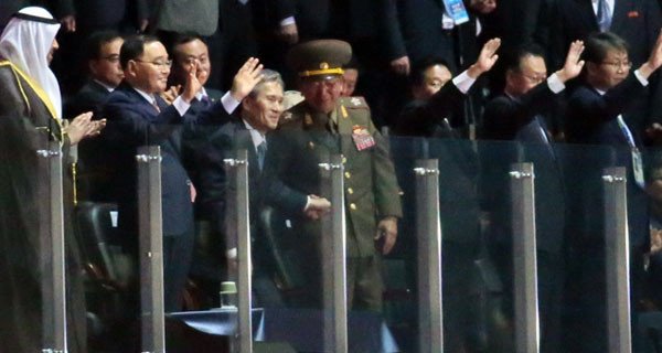 ▲ 지난 4일, 인천아시안게임 폐막식에서 황병서의 손에 끌려 일어나는 김관진 청와대 국가안보실장. [사진: SBS 중계화면 캡쳐]