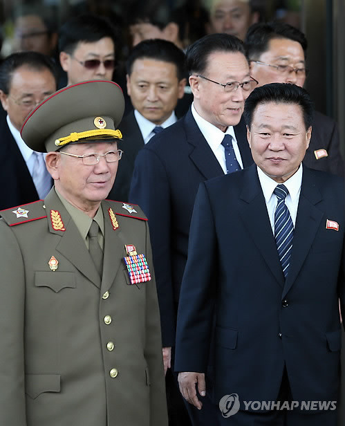 ▲ 인천 아시안게임 폐막식에 참석하는 황병서 총 정치국장(왼쪽부터), 김양건 대남담당 비서, 최룡해 노동당 비서가 4일 오전 인천 오크우드 호텔을 나서고 있다. ⓒ연합뉴스