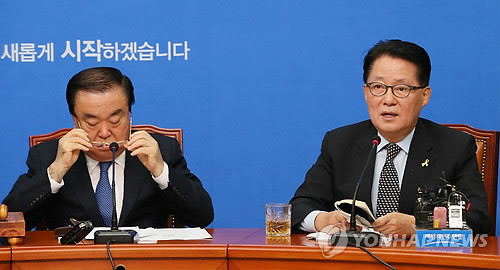 ▲ 새정치민주연합 문희상 비상대책위원장이 6일 열린 비상대책위원 회의에서 같은 당 김현 의원의 대리기사 집단폭행 사건 연루와 관련해 대국민 사과를 한 뒤 안경을 벗고 있다.ⓒ연합뉴스 사진DB